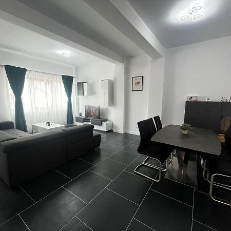 Marvellous Aparthotel With Master Apartments Suceava Bagian luar foto