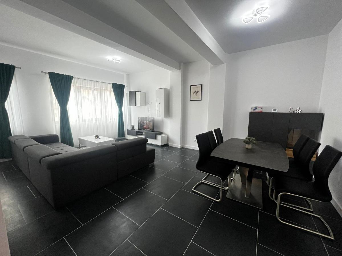 Marvellous Aparthotel With Master Apartments Suceava Bagian luar foto