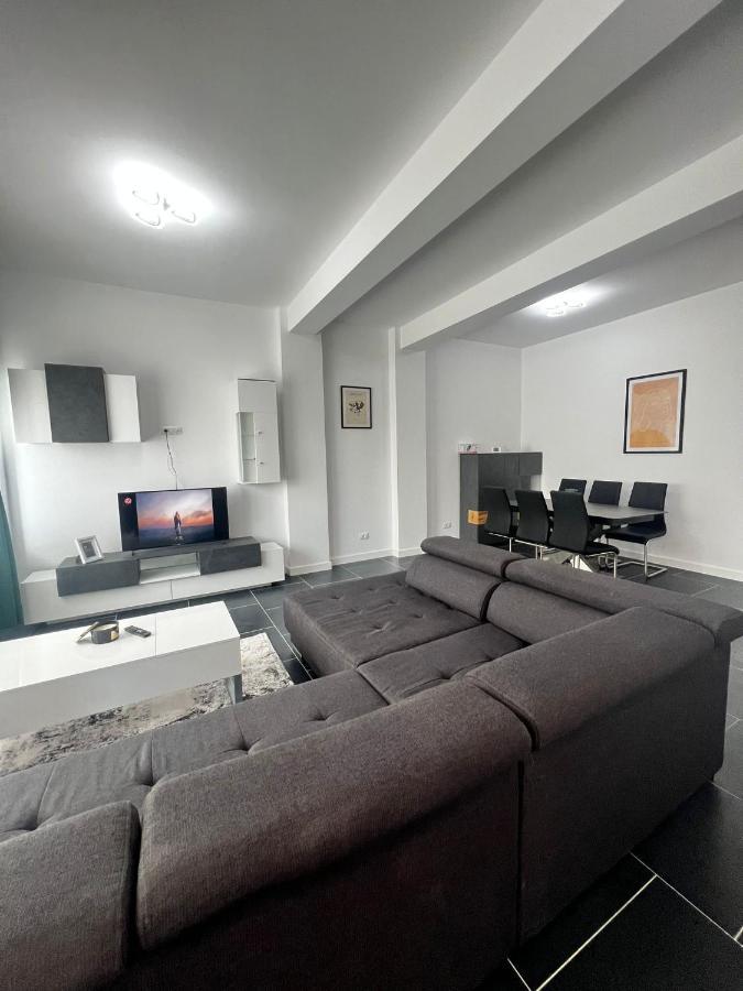 Marvellous Aparthotel With Master Apartments Suceava Bagian luar foto