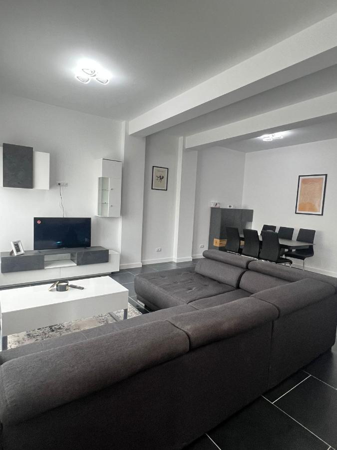 Marvellous Aparthotel With Master Apartments Suceava Bagian luar foto