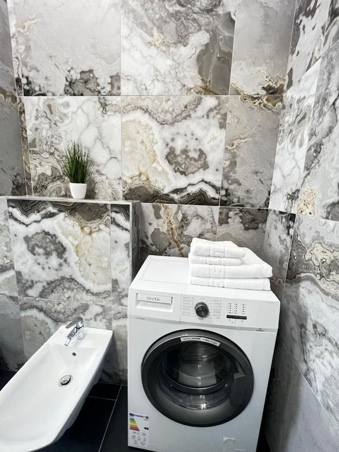 Marvellous Aparthotel With Master Apartments Suceava Bagian luar foto