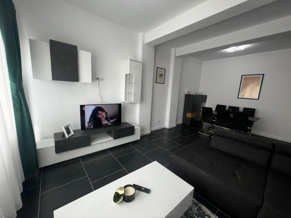 Marvellous Aparthotel With Master Apartments Suceava Bagian luar foto