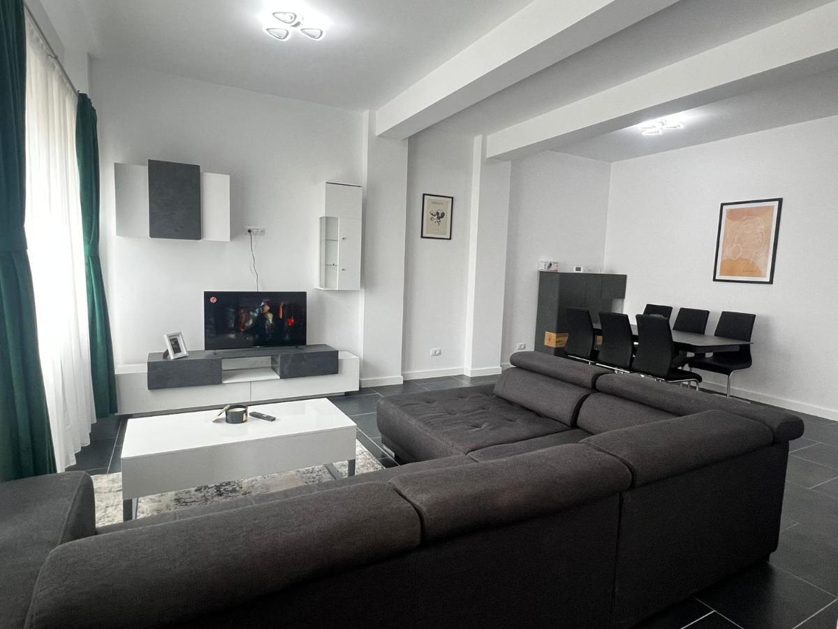 Marvellous Aparthotel With Master Apartments Suceava Bagian luar foto