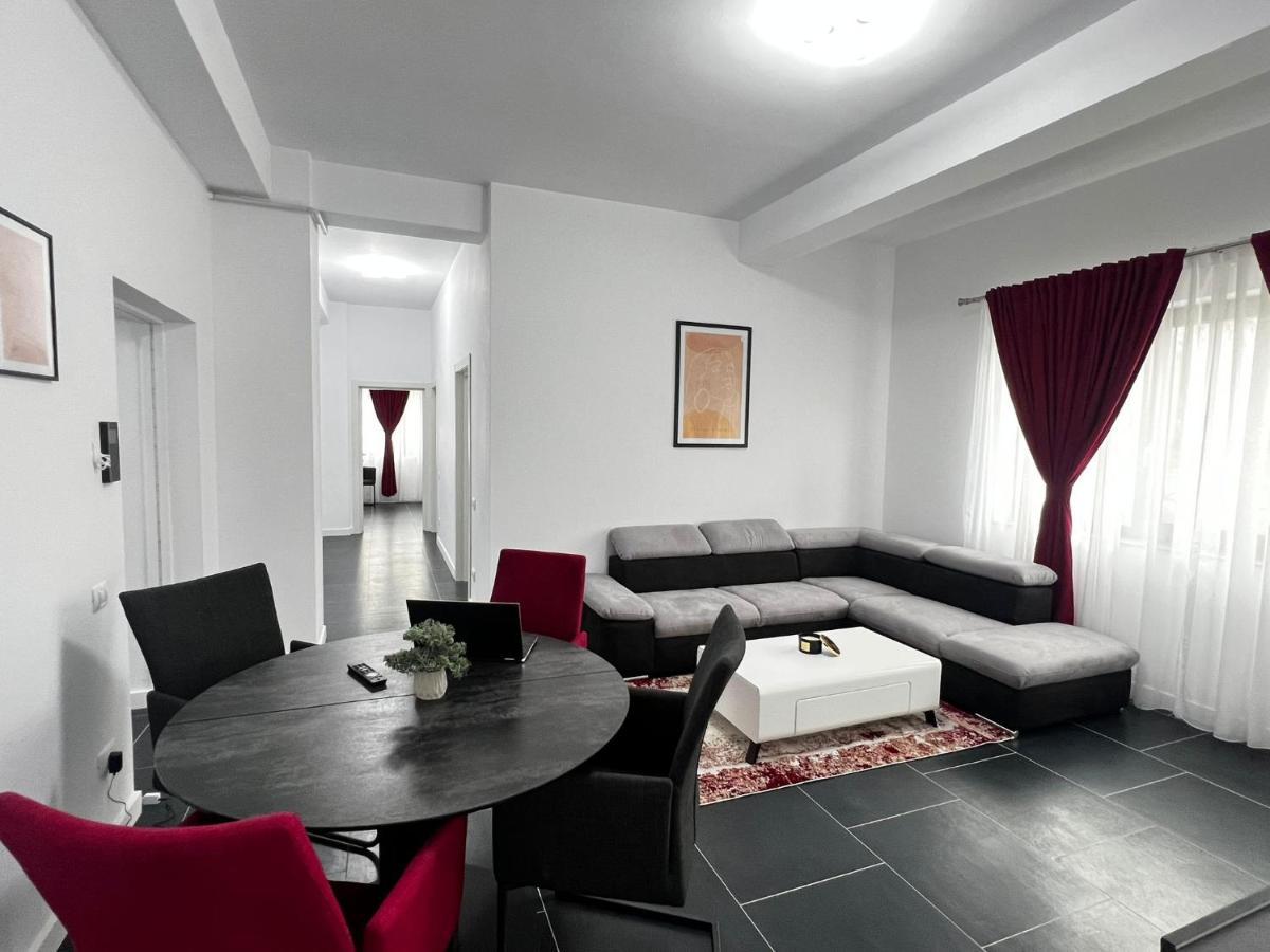 Marvellous Aparthotel With Master Apartments Suceava Bagian luar foto