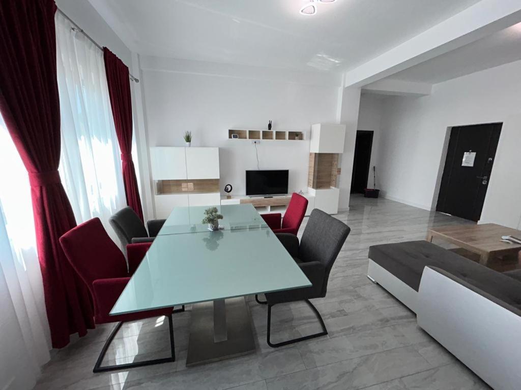 Marvellous Aparthotel With Master Apartments Suceava Bagian luar foto